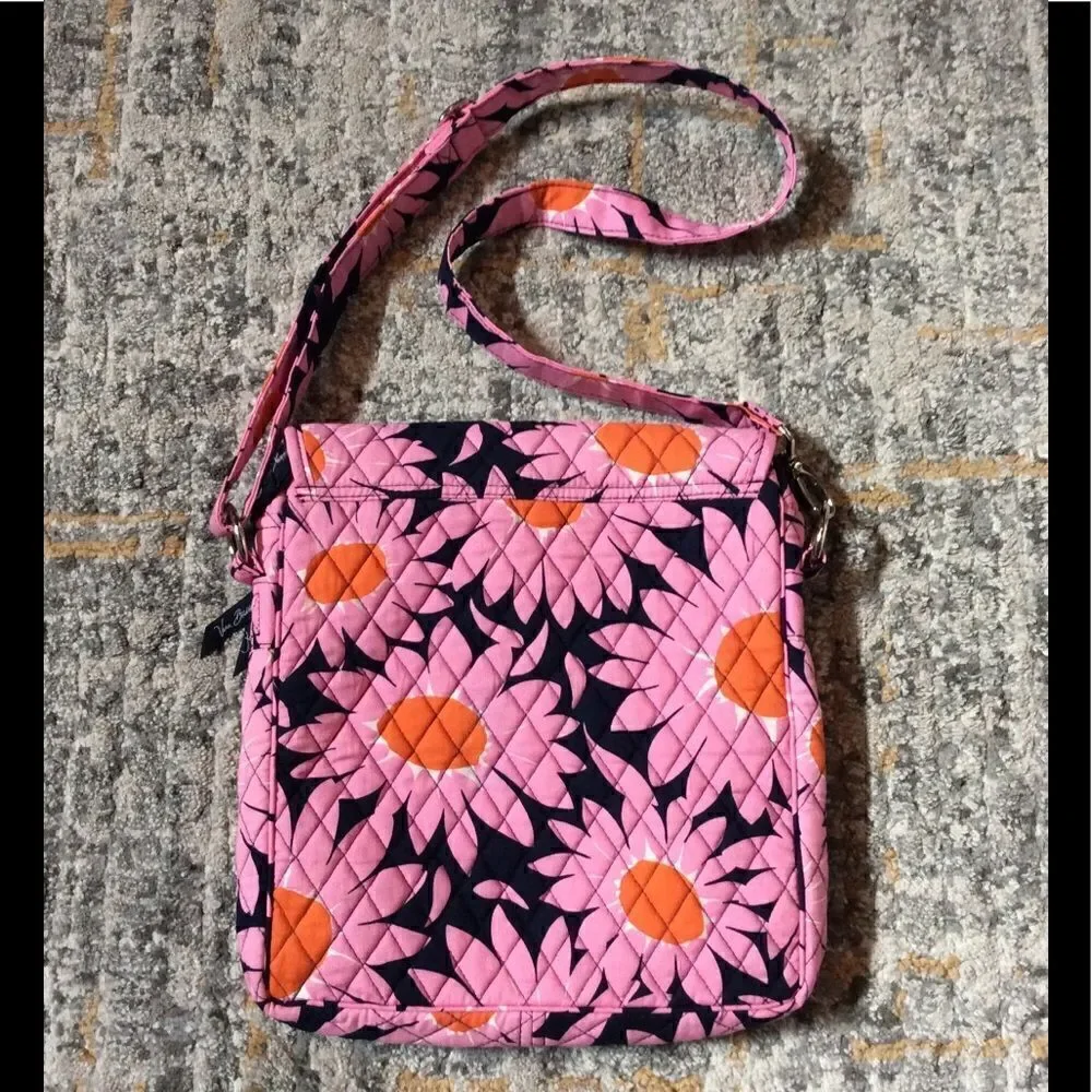 VERA BRADLEY CROSSBODY BAG! VERY ROOMY! EUC!